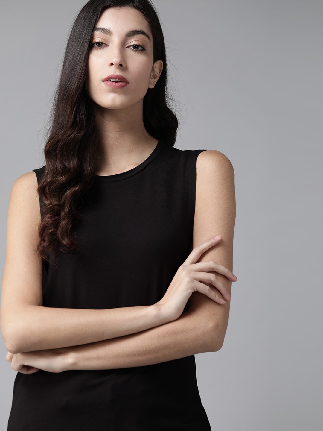 

The Roadster Lifestyle Co Women Black Solid Anti-Bacterial Round Neck T-shirt