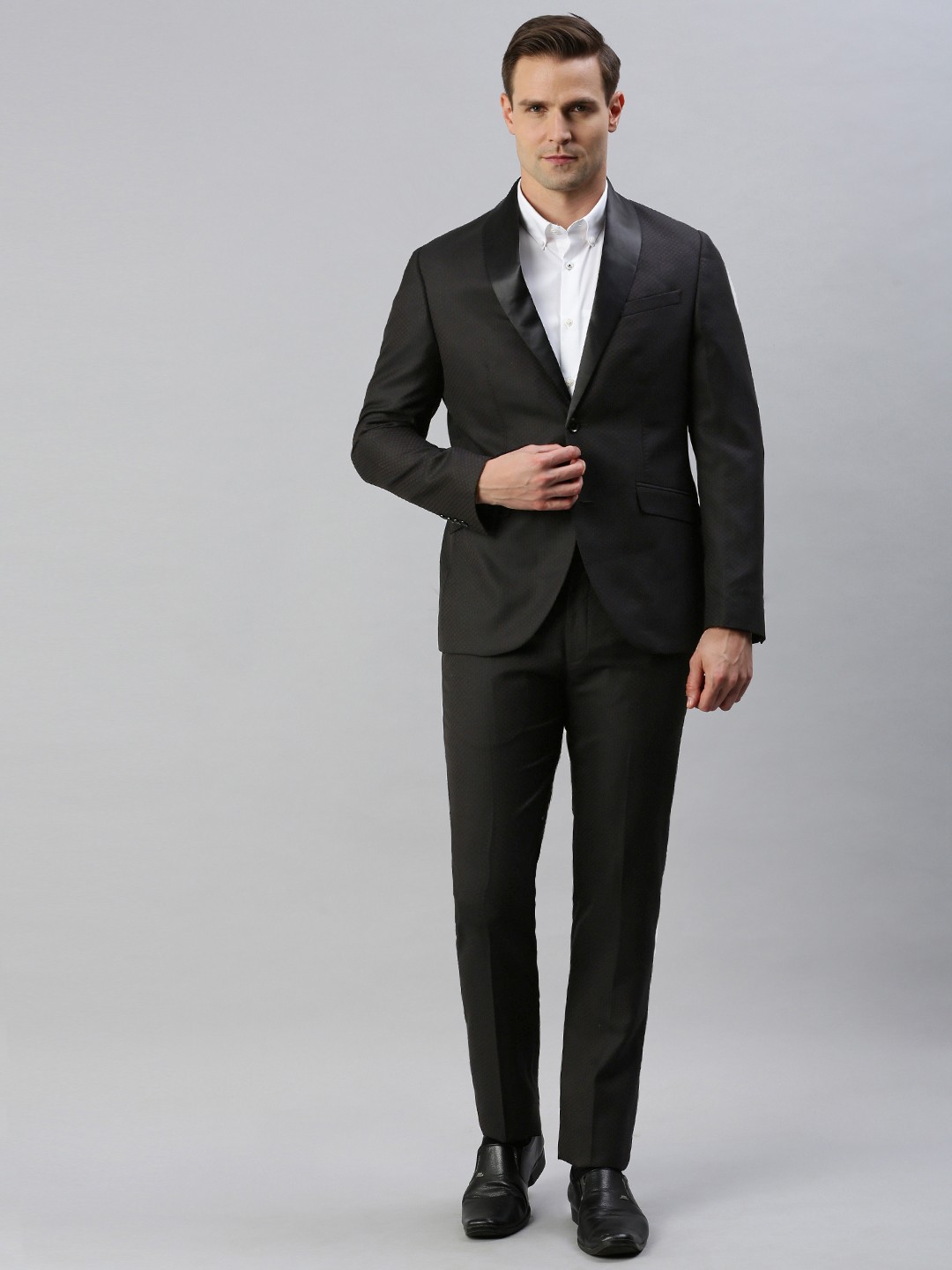 

Blackberrys Men Black & Burgundy Self-Design Slim Fit Single-Breasted Partywear Tuxedo