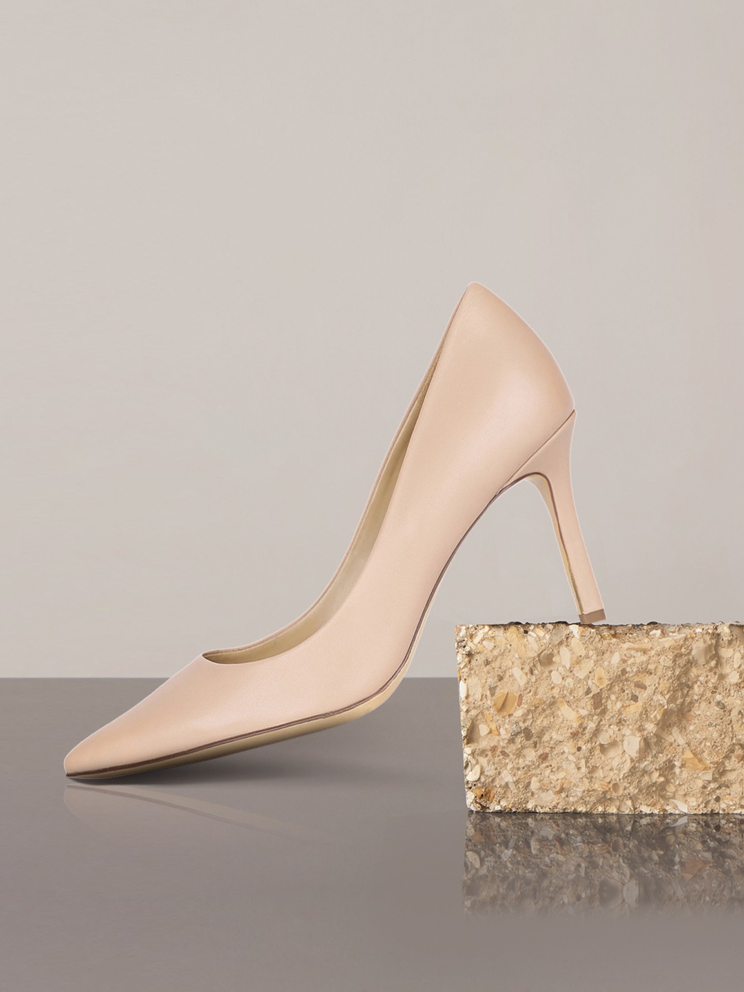 

Naturalizer Women Beige Solid Leather Pumps