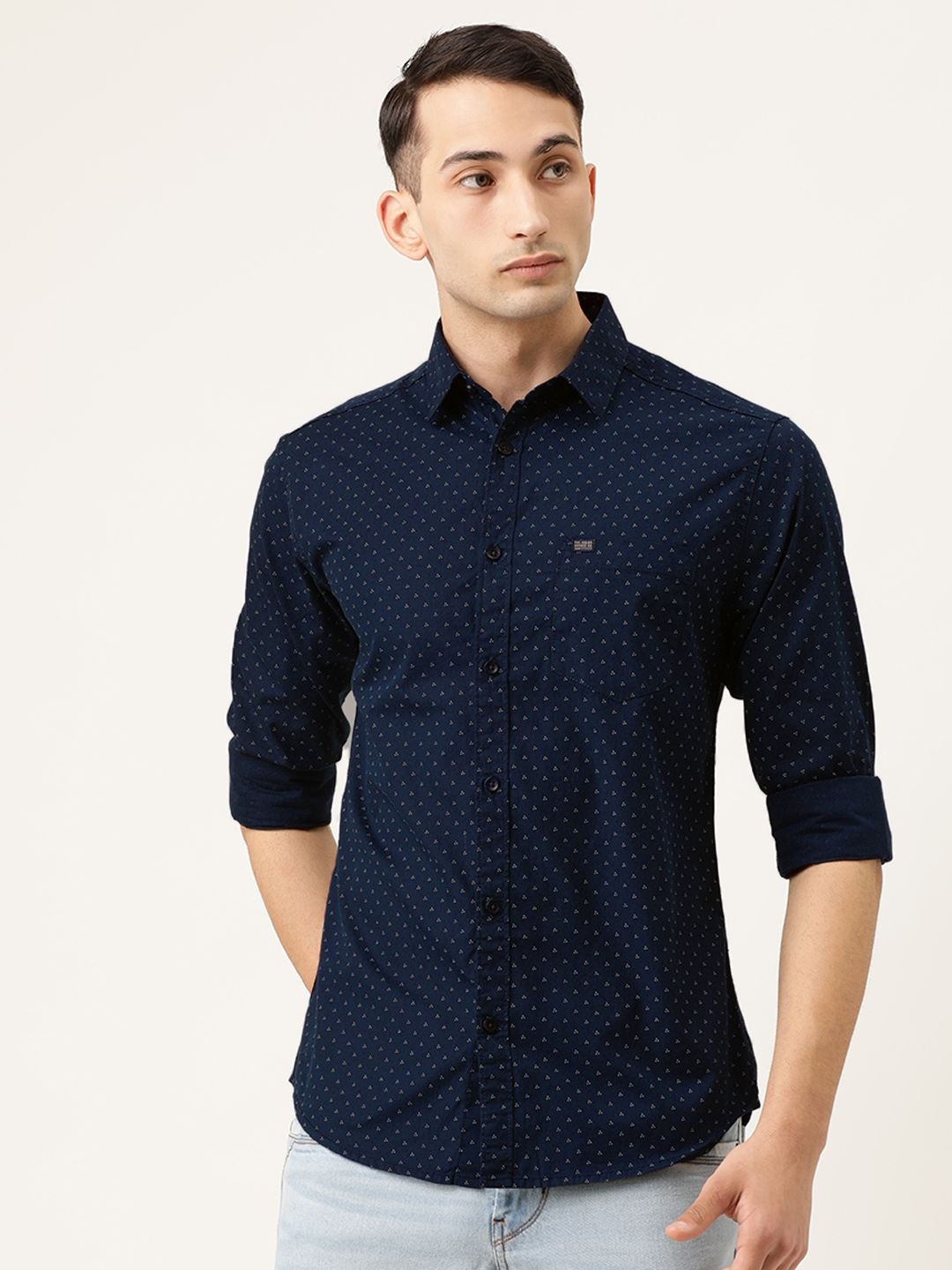 

The Indian Garage Co Men Navy Blue & White Slim Fit Micro Ditsy Printed Casual Shirt