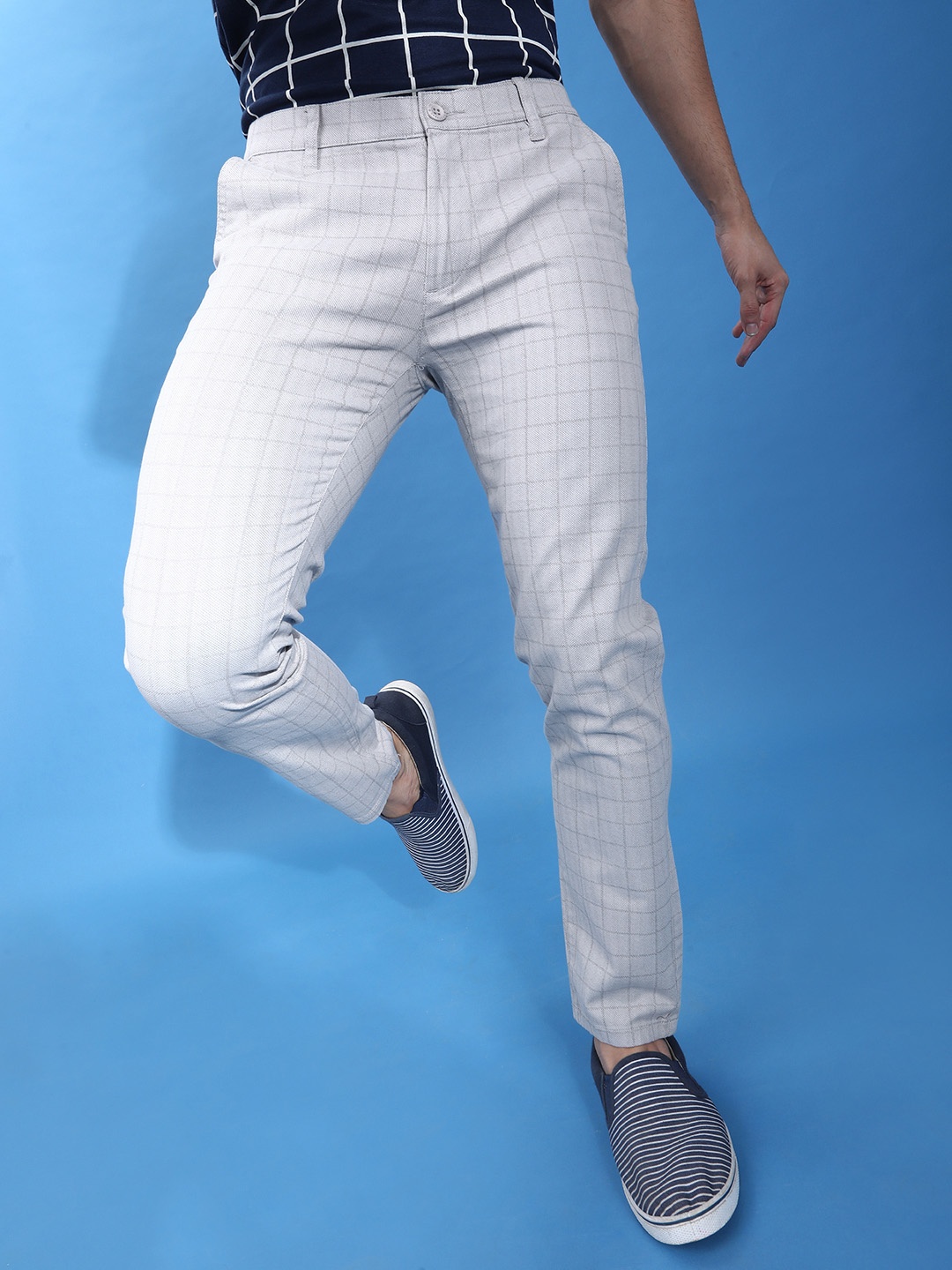 

The Indian Garage Co Men Grey Slim Fit Checked Chinos