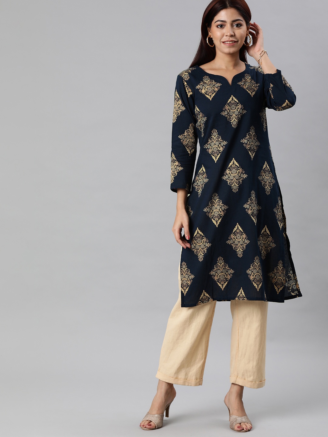

AHIKA Women Navy Blue Floral Printed Straight Kurta