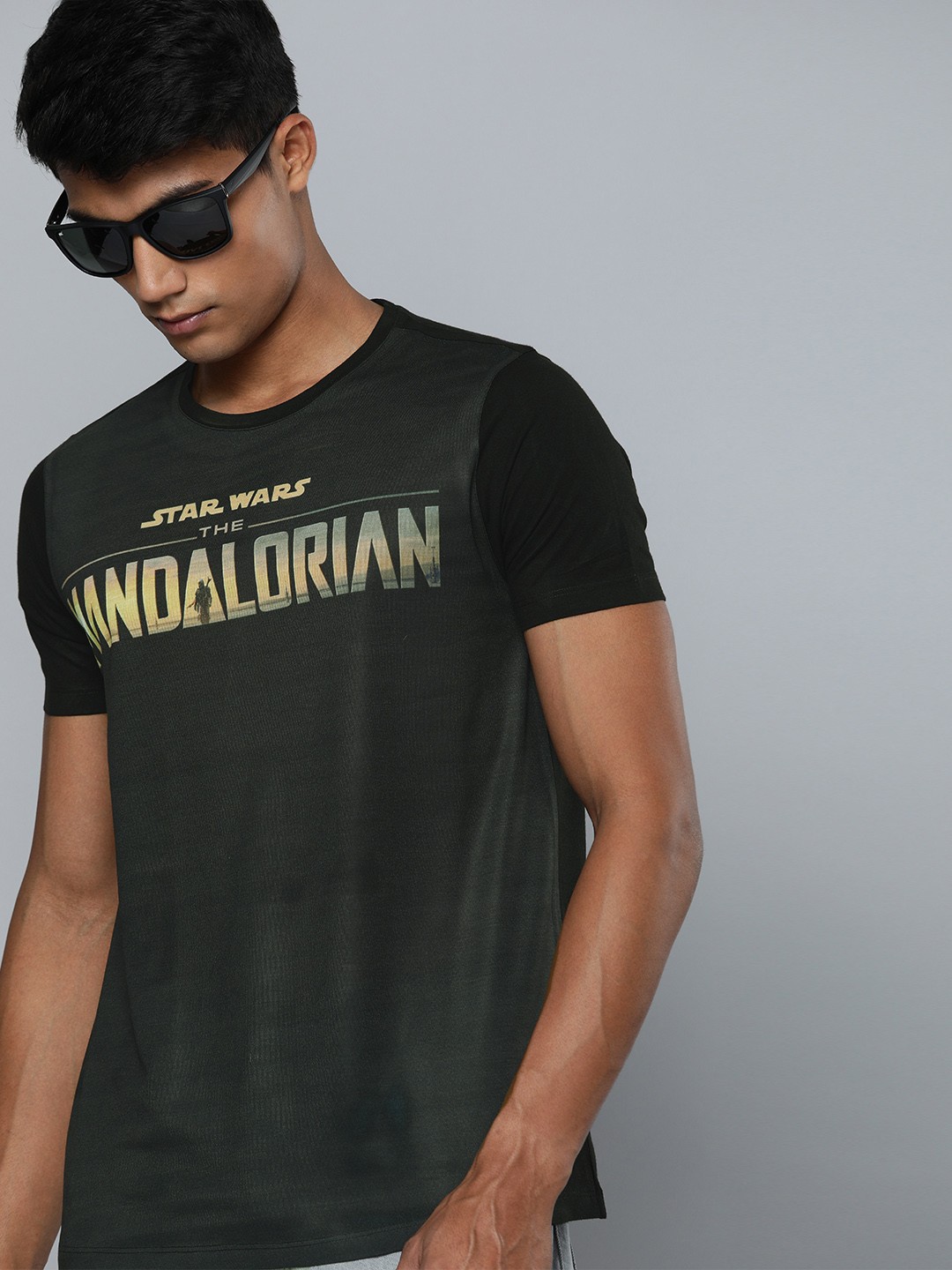 

Kook N Keech Star Wars Men Black Mandalorian Printed Round Neck T-shirt