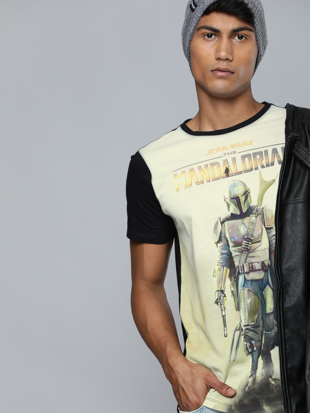 

Kook N Keech Star Wars Men Beige & Black Mandalorian Printed Round Neck T-shirt