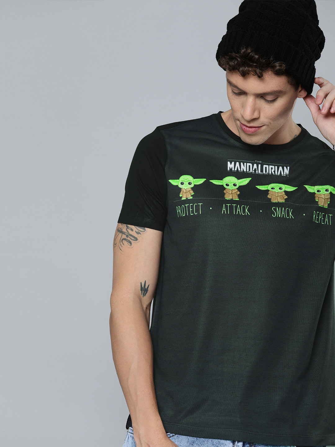 

Kook N Keech Star Wars Men Black & Green Baby Yoda Printed Round Neck T-shirt