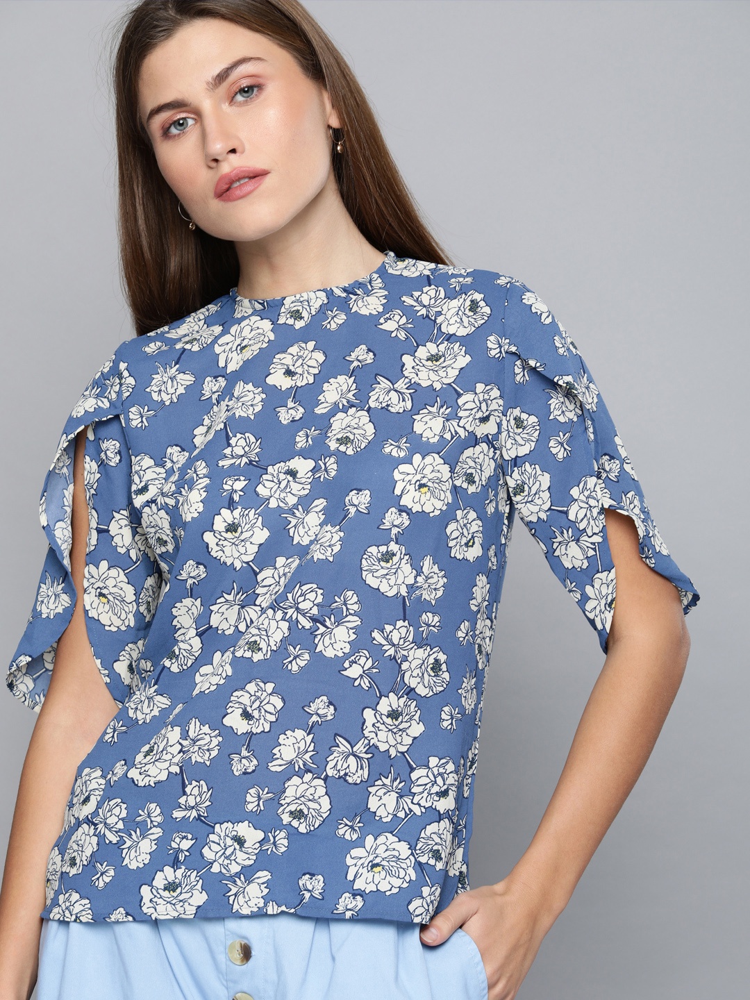 

Chemistry Women Blue Floral Printed Slit Sleeve Top