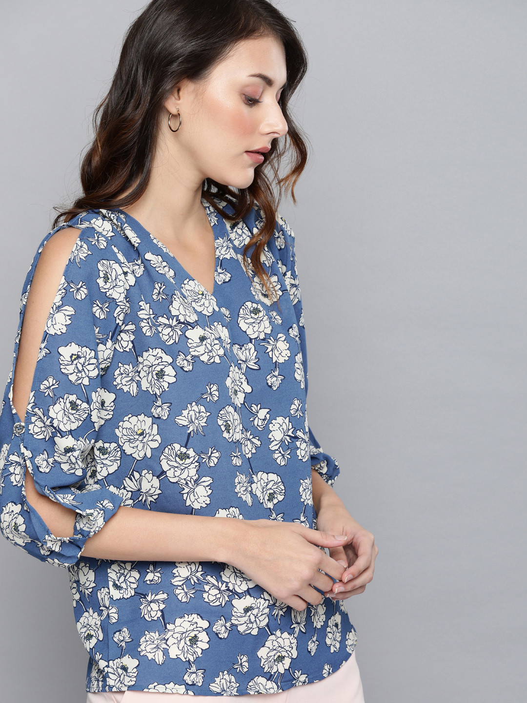 

Chemistry Women Blue & White Floral Printed Slit Sleeve Top