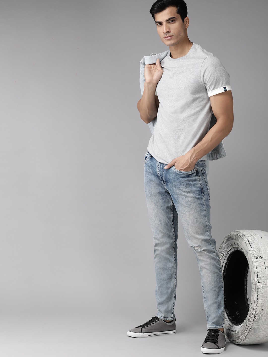 

The Roadster Lifestyle Co Men Blue Slim Fit Mid-Rise Low Distress Jeans