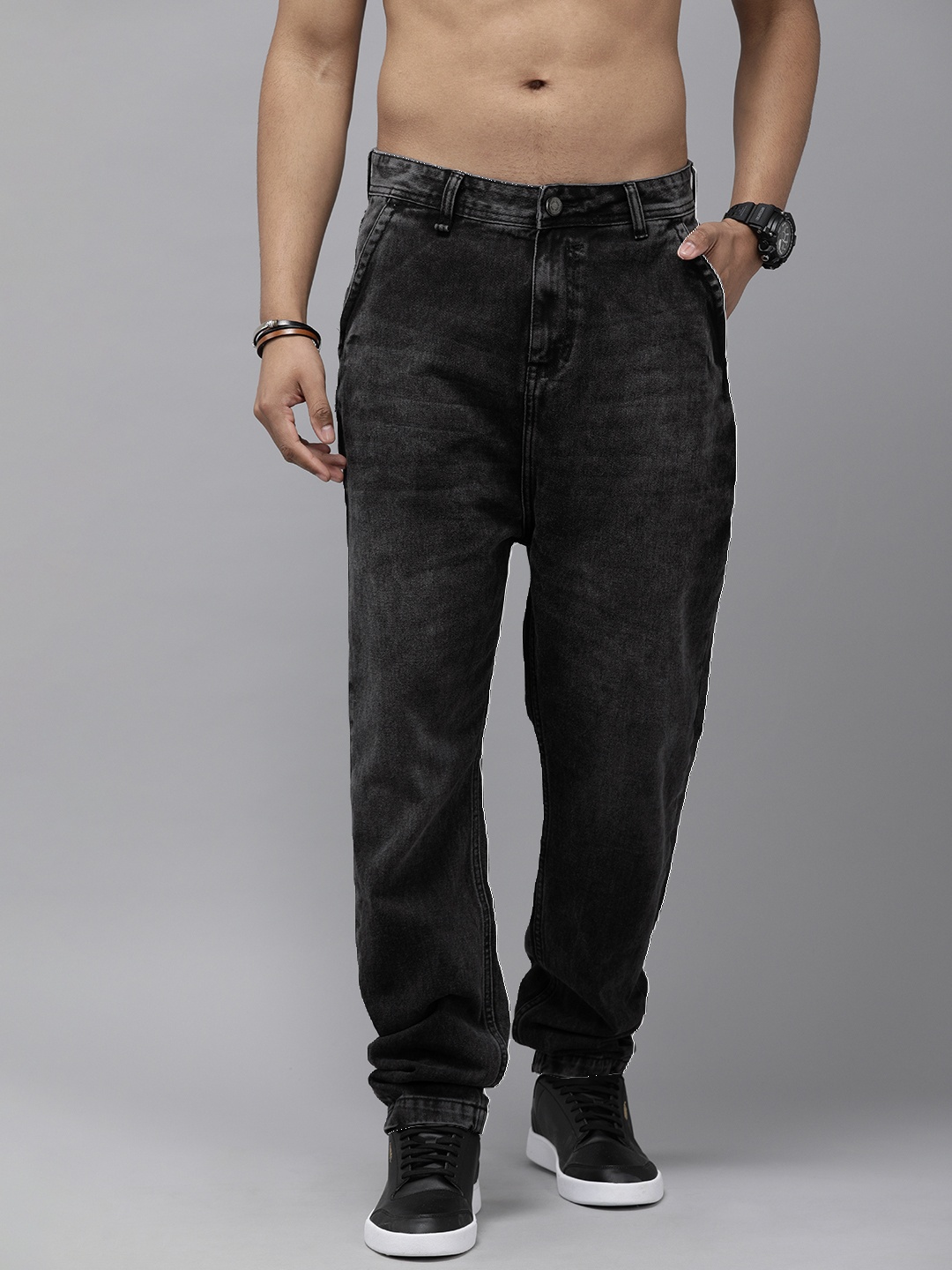 

The Roadster Lifestyle Co Men Black Baggy Fit Light Fade Stretchable Jeans