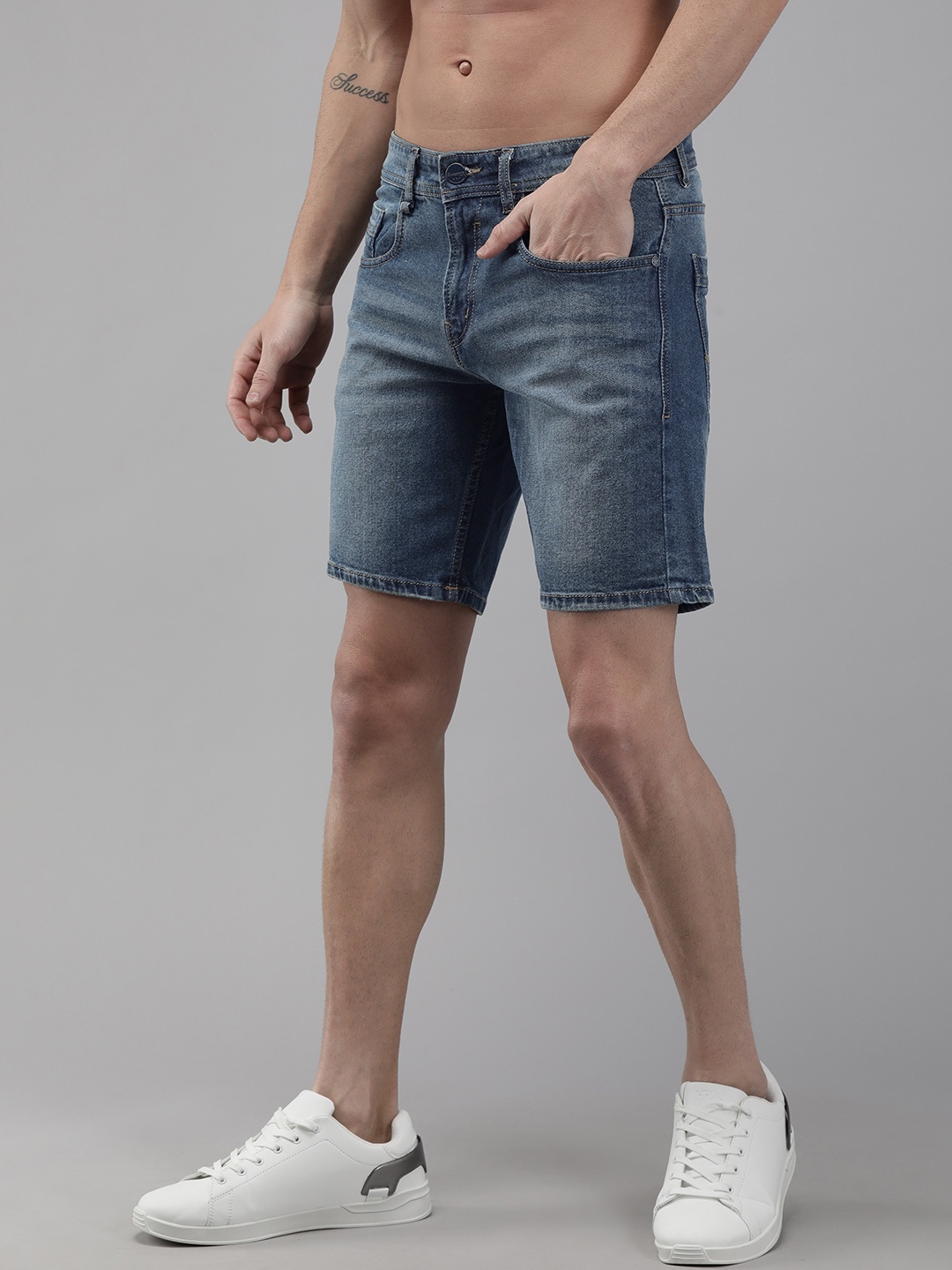 

The Roadster Lifestyle Co Men Blue Washed Slim Fit Denim Shorts