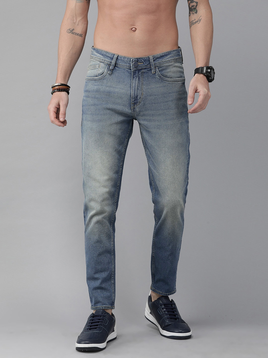 

The Roadster Lifestyle Co Men Blue Tapered Fit Mid-Rise Clean Look Stretchable Jeans