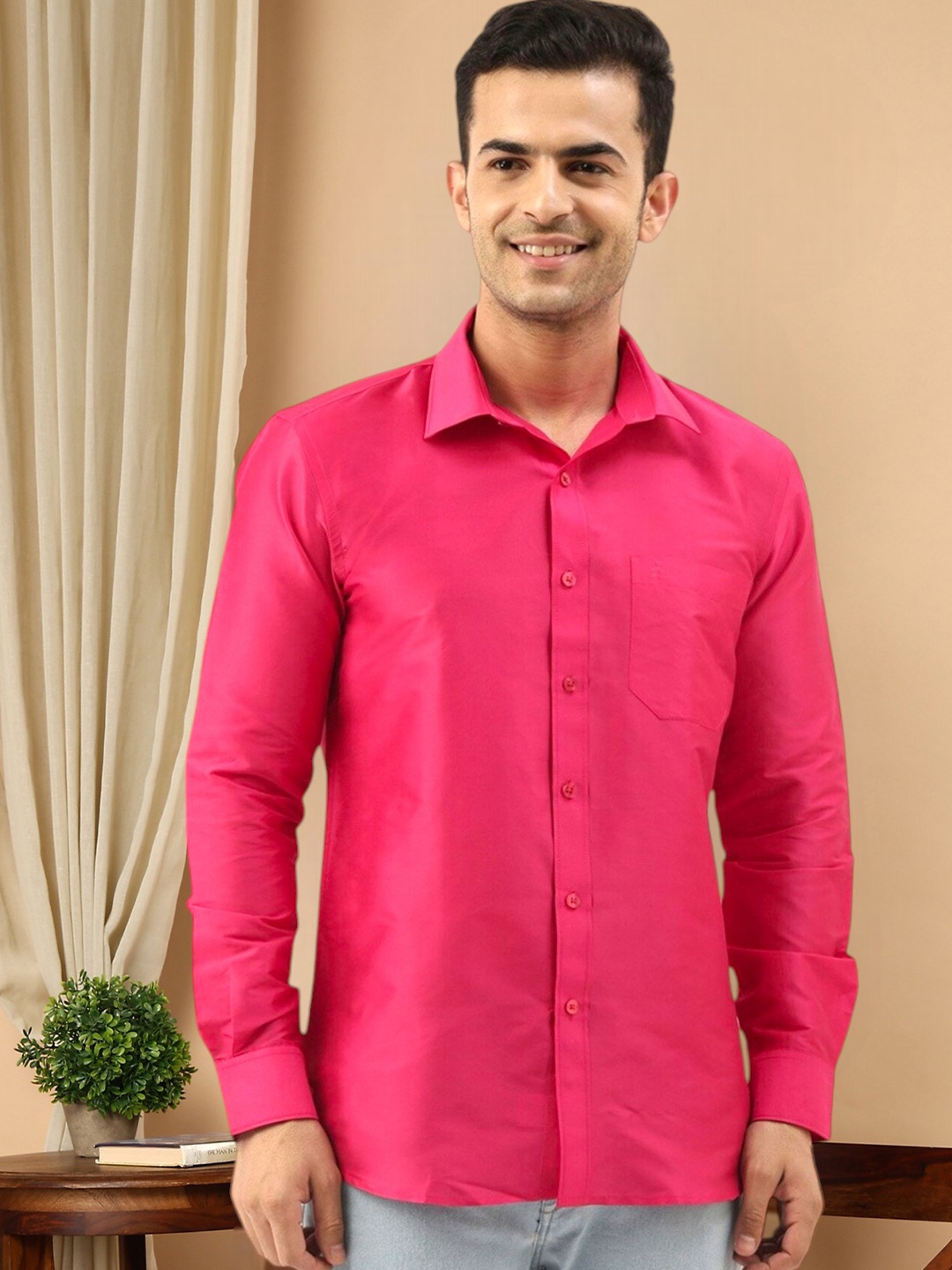 

TATTVA Men Fuchsia Slim Fit Solid Party Shirt