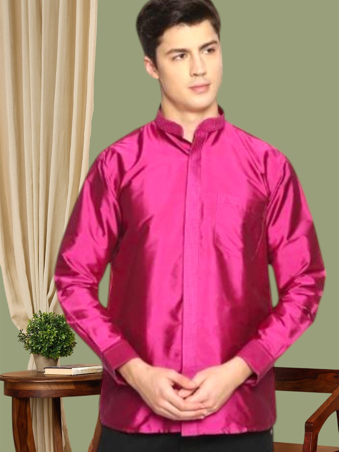 

TATTVA Men Magenta Regular Fit Solid Party Shirt