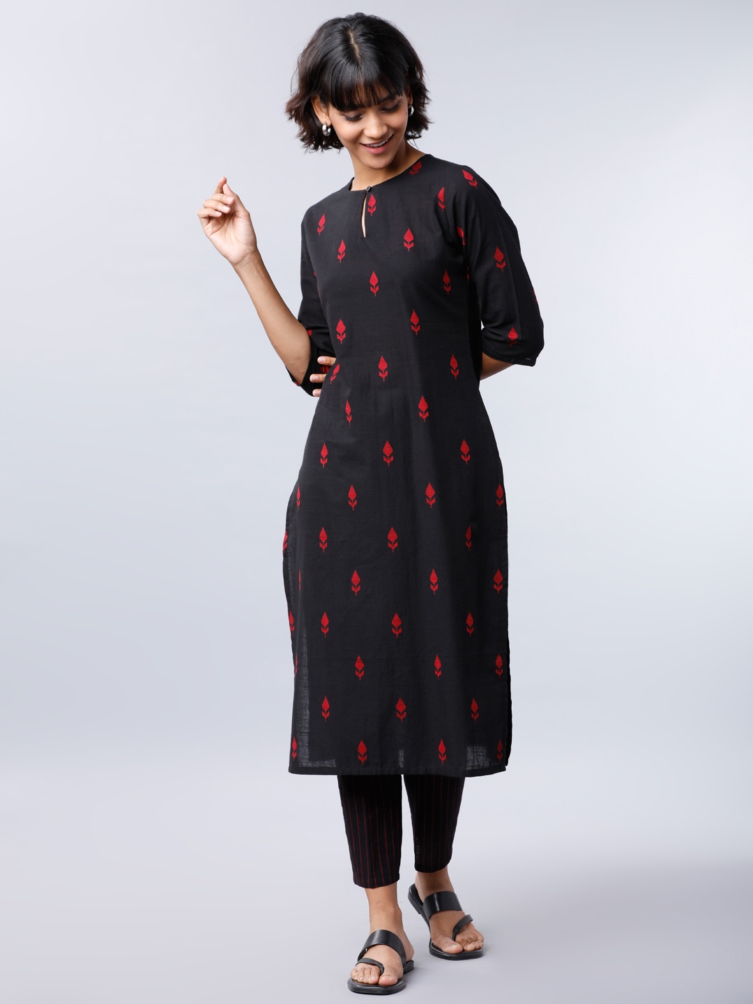 

Vishudh Women Black & Red Woven Design Straight Kurta