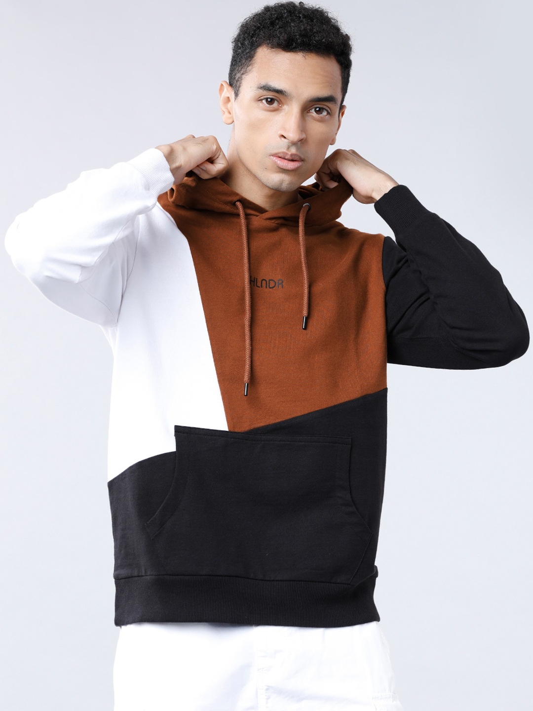 

HIGHLANDER Men White & Brown Colourblocked Hooded Sweatshirt