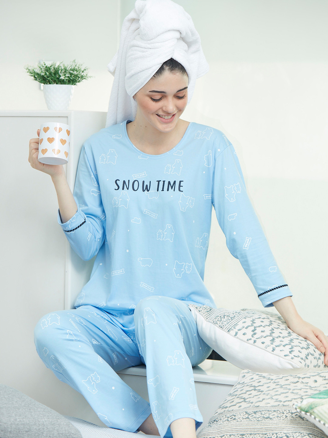 

Zeyo Women Blue Printed Self Design Night Suits