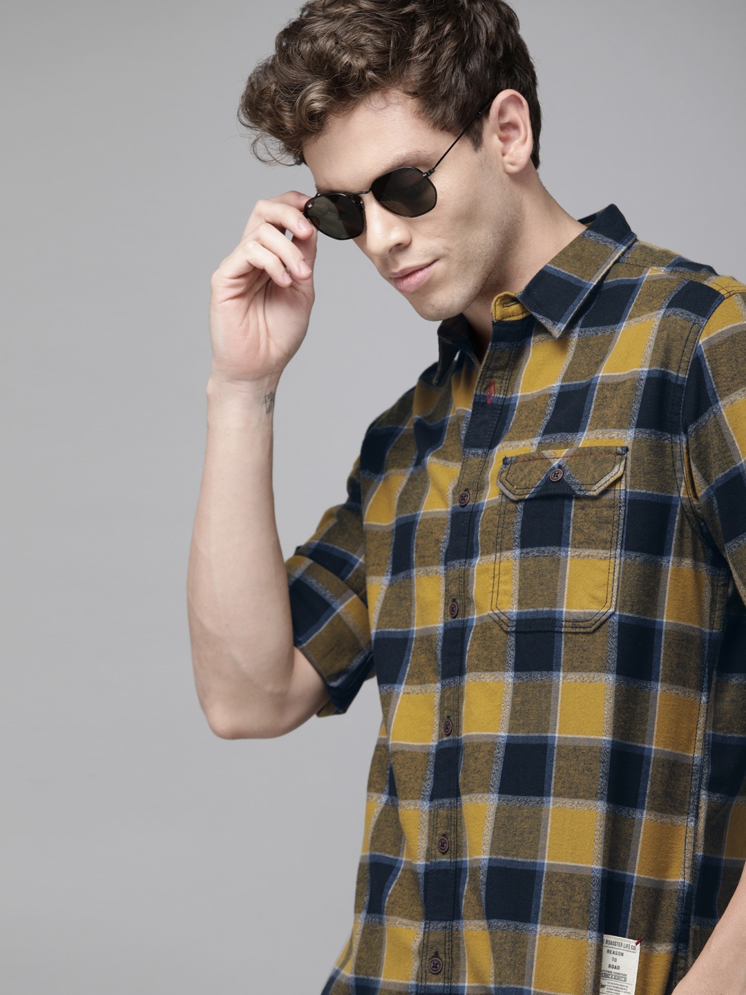 

The Roadster Lifestyle Co Men Khaki & Black Regular Fit Checked Casual Shirt