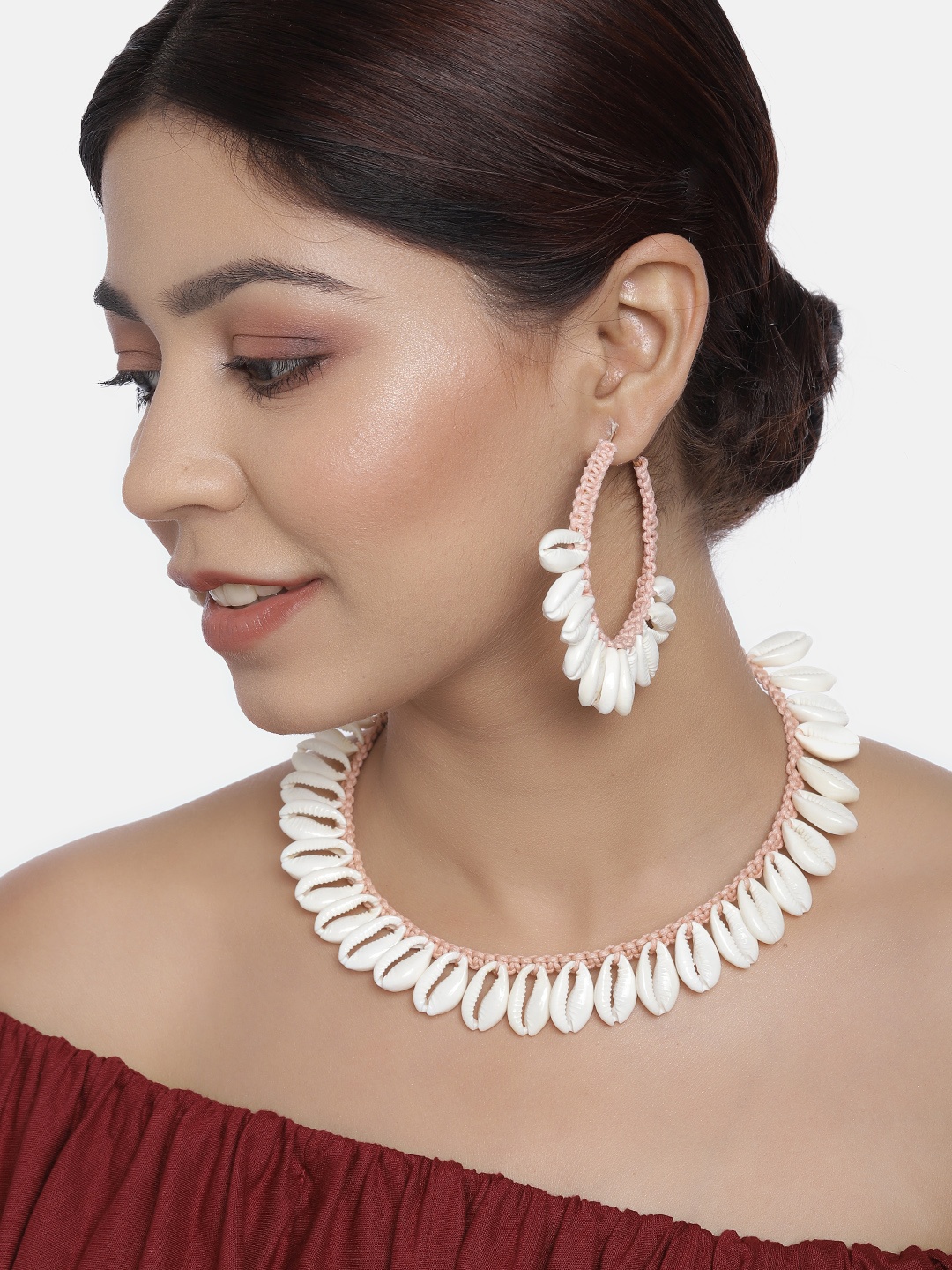 

justpeachy Peach & Off-white Handcrafted Cowrie Shell Jewellery Set