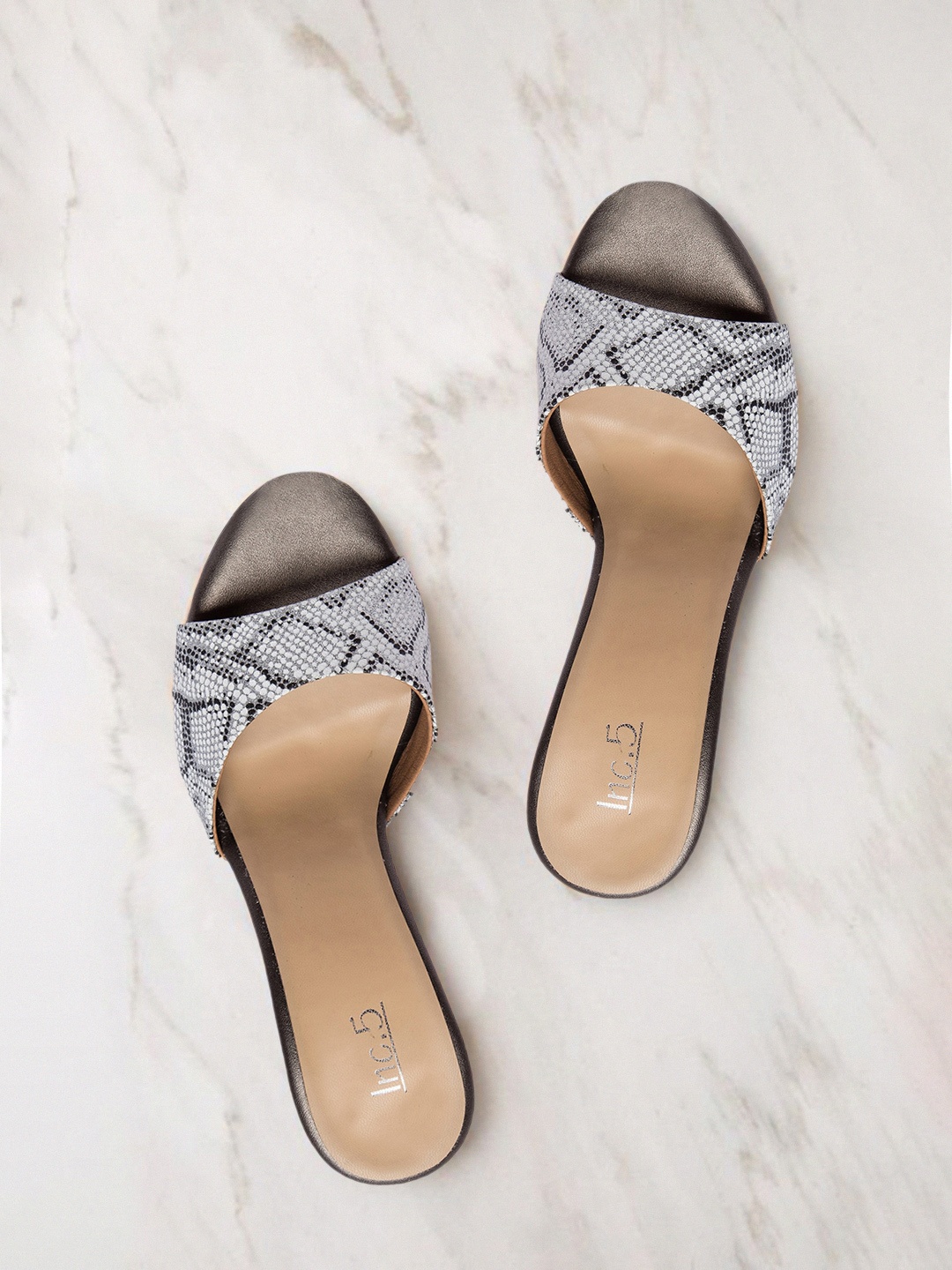 

Inc 5 Women Silver-Toned & Grey Textured Sandals