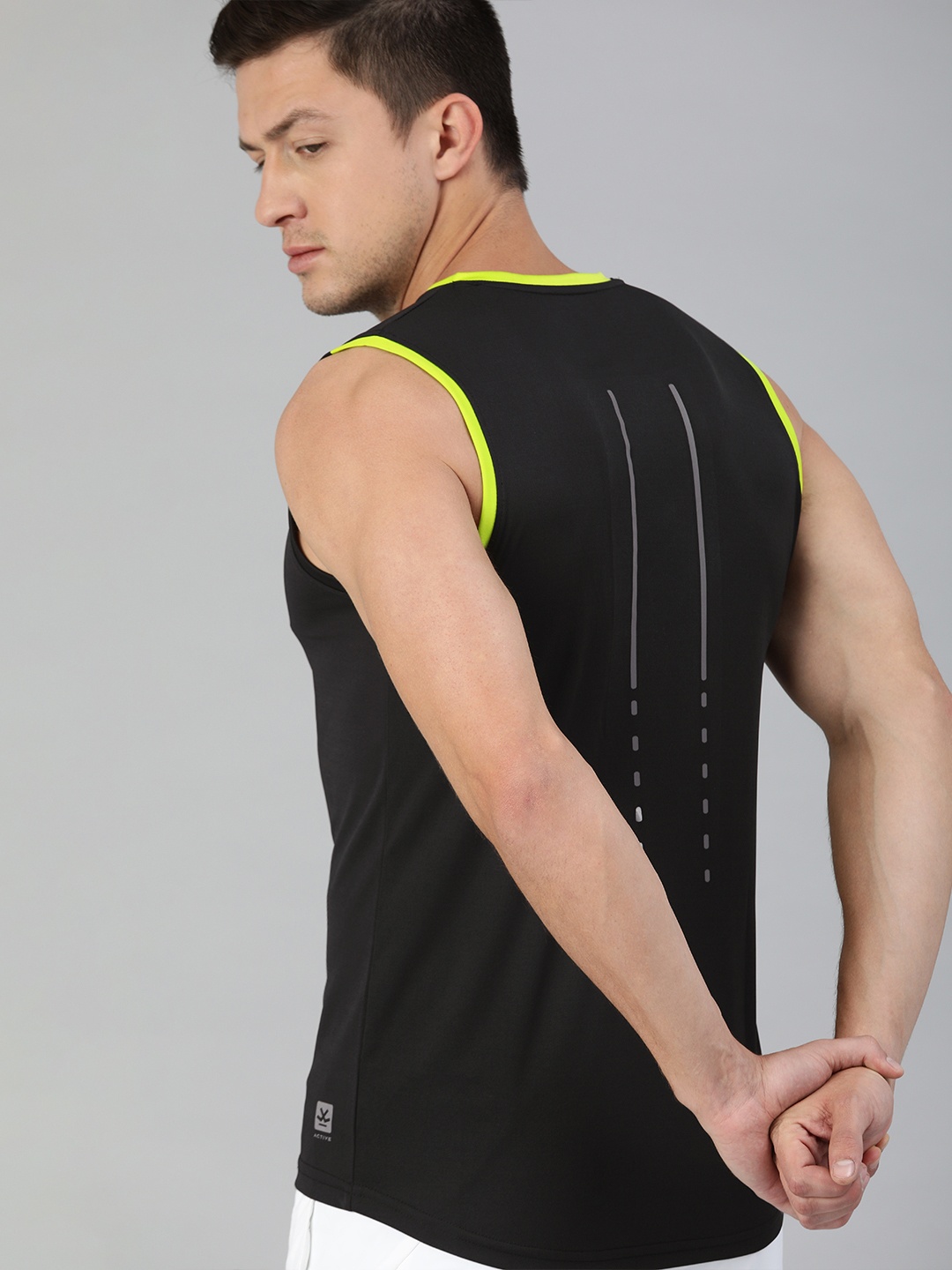 

WROGN ACTIVE Men Black Solid Round Neck T-shirt With Printed Detailing