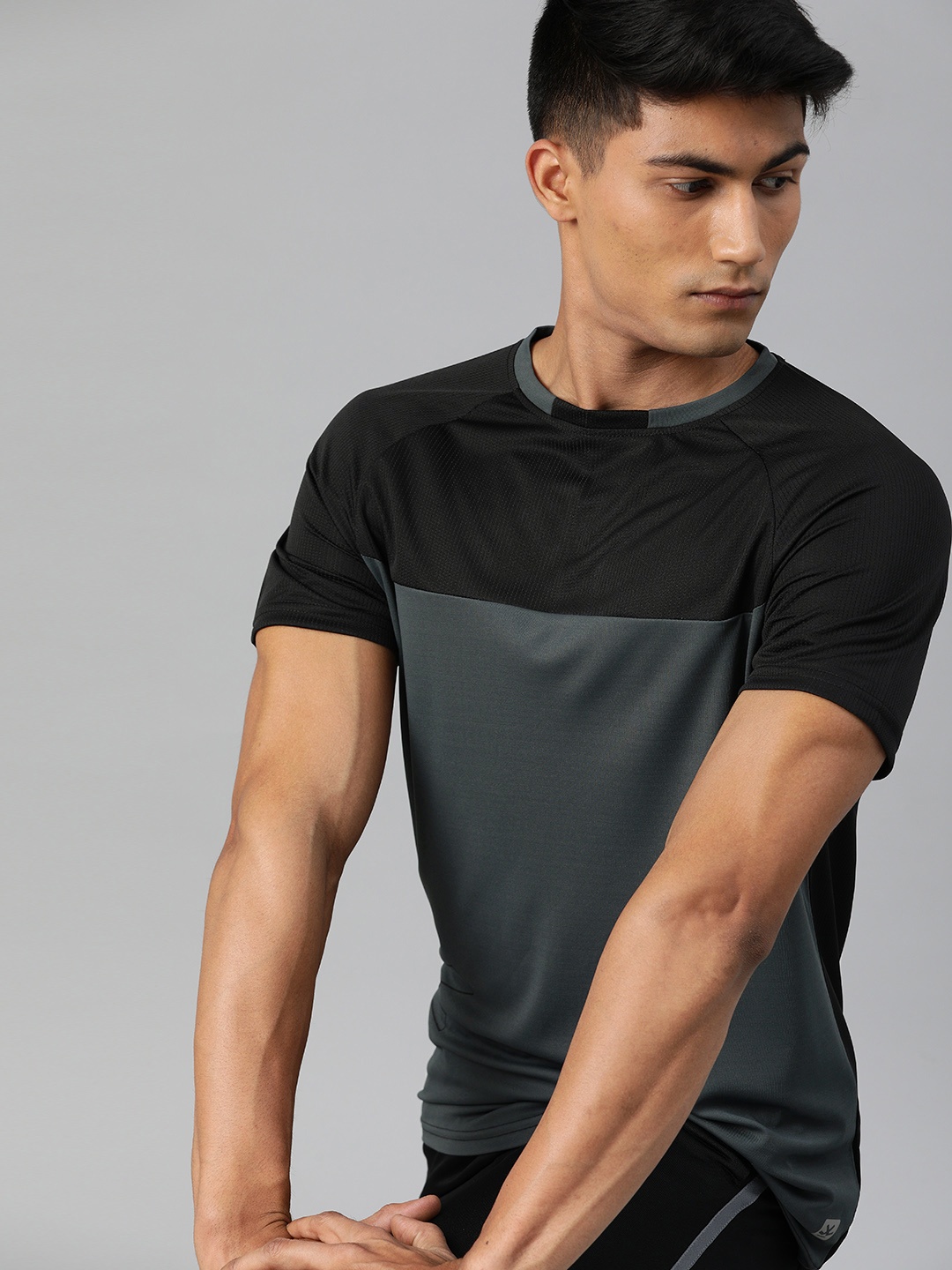 

WROGN ACTIVE Men Black & Grey Slim Fit Colourblocked Round Neck T-shirt