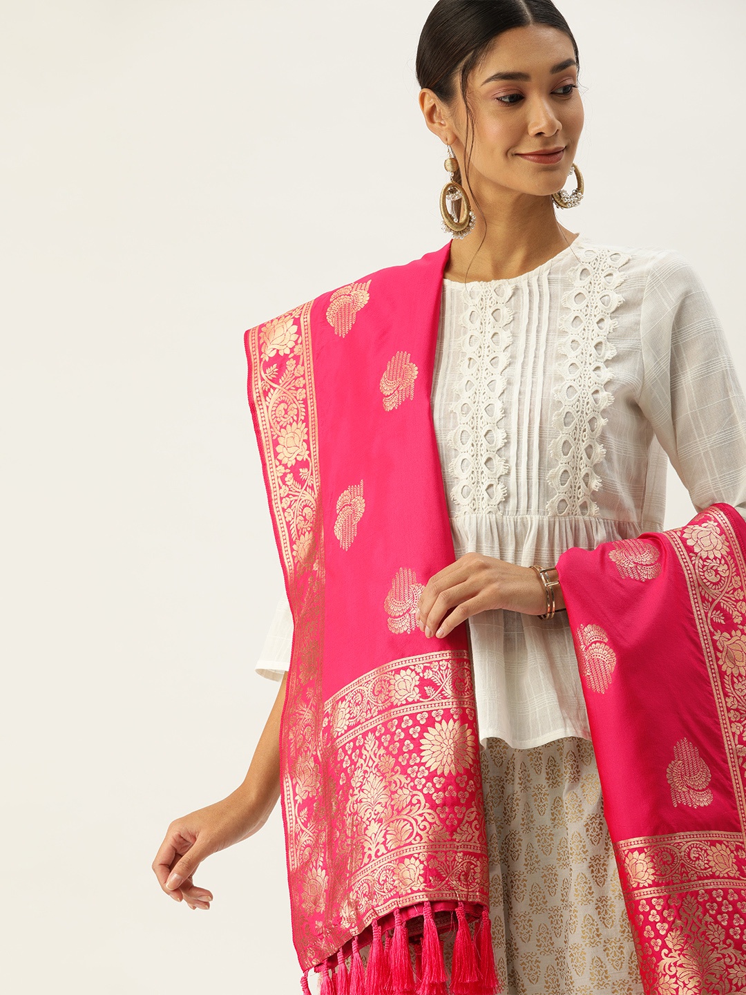 

VASTRANANDWomen Pink & Gold-Toned Woven Design Banarasi Dupatta
