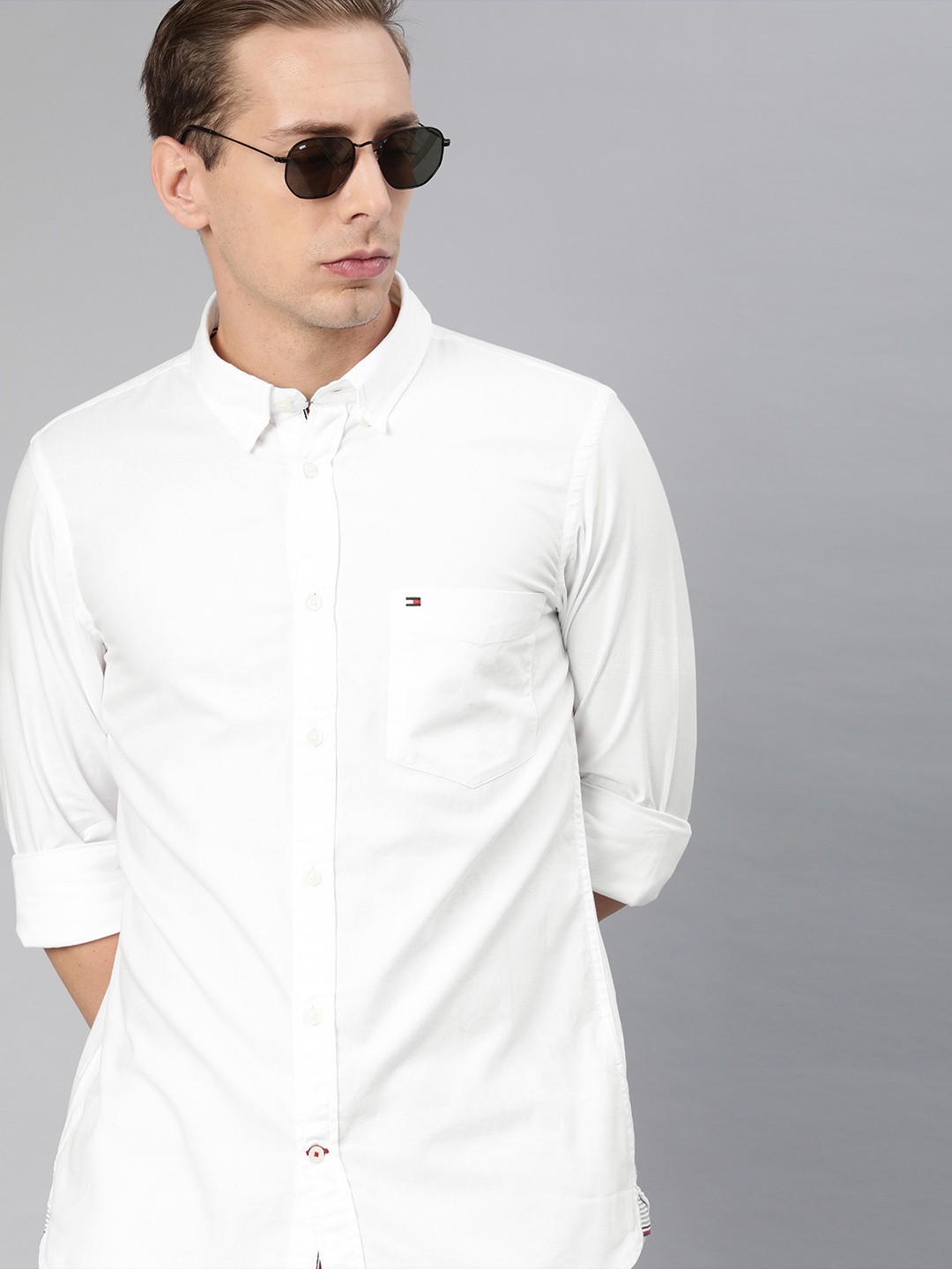 

Tommy Hilfiger Men White Slim Fit Striped Casual Shirt