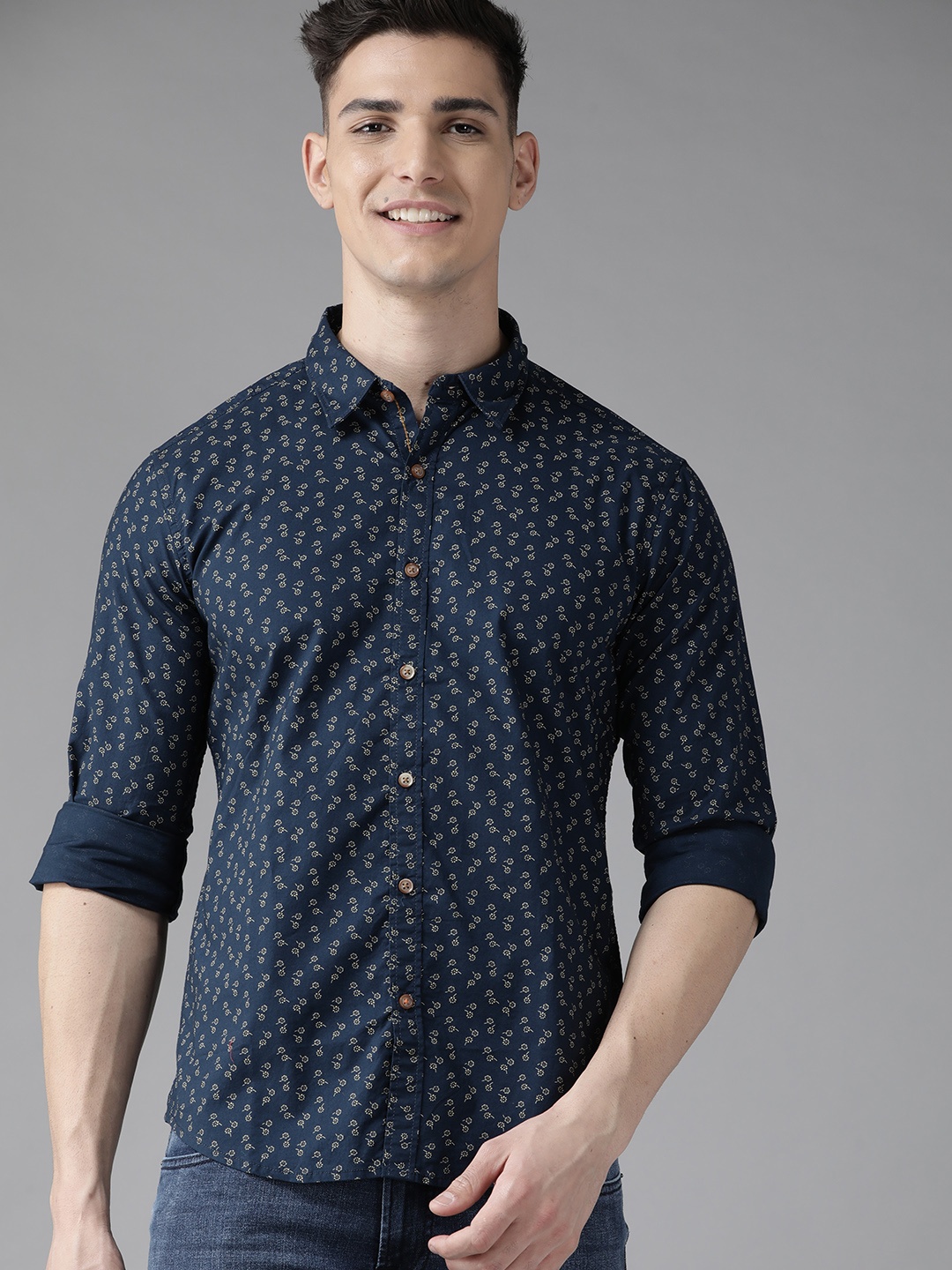 

BEAT LONDON by PEPE JEANS Men Blue & White Pure Cotton Slim Fit Floral Casual Shirt