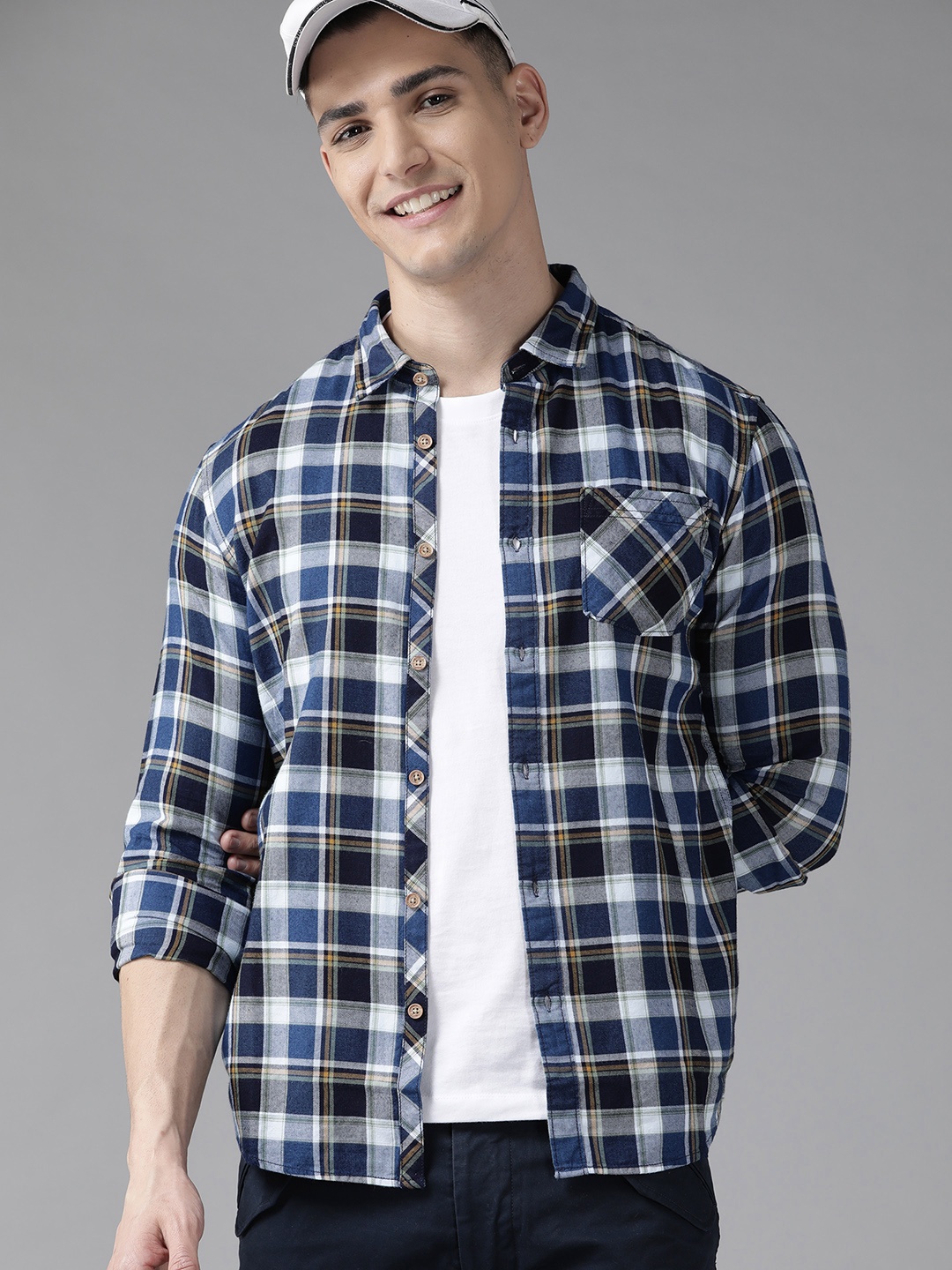 

BEAT LONDON by PEPE JEANS Men Blue & White Pure Cotton Slim Fit Checked Casual Shirt