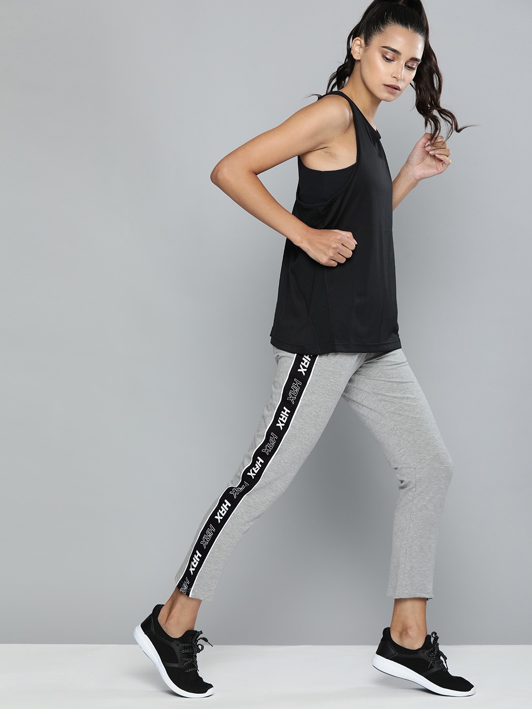

HRX By Hrithik Roshan Women Light Grey & Jet Black Colourblock Tappered Fit Lycra Rapid-Dry Antimicrobial Running Joggers