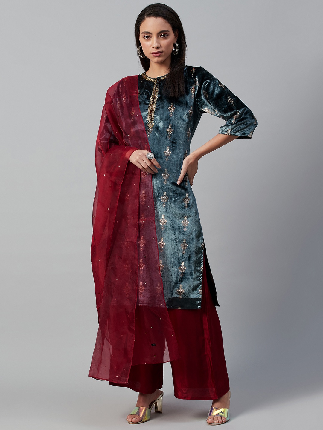 

WISHFUL Women Blue & Maroon Velvet Finish Embroidered Kurta Set