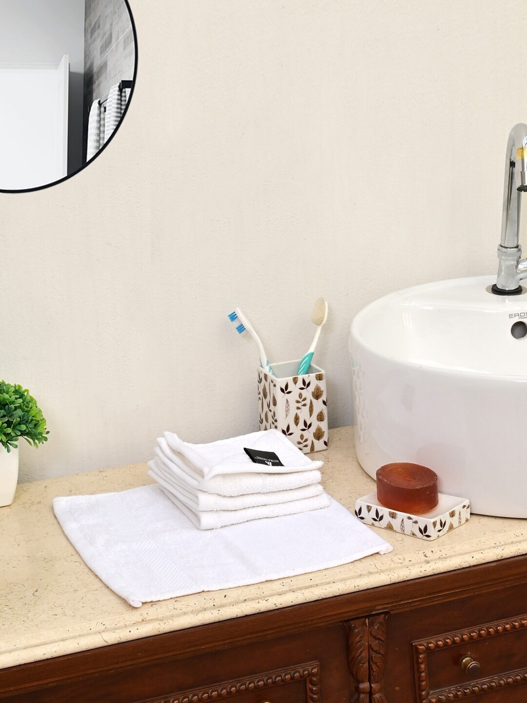 

AVI Living Set of 4 White Solid 553 GSM Cotton Face Towels