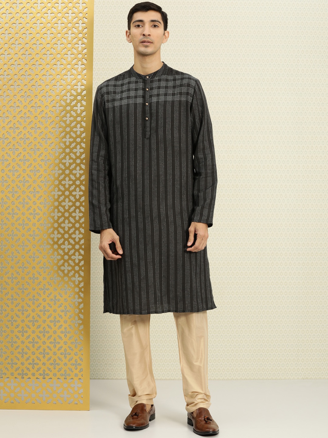 

House of Pataudi Men Black & Grey Striped Straight Kurta