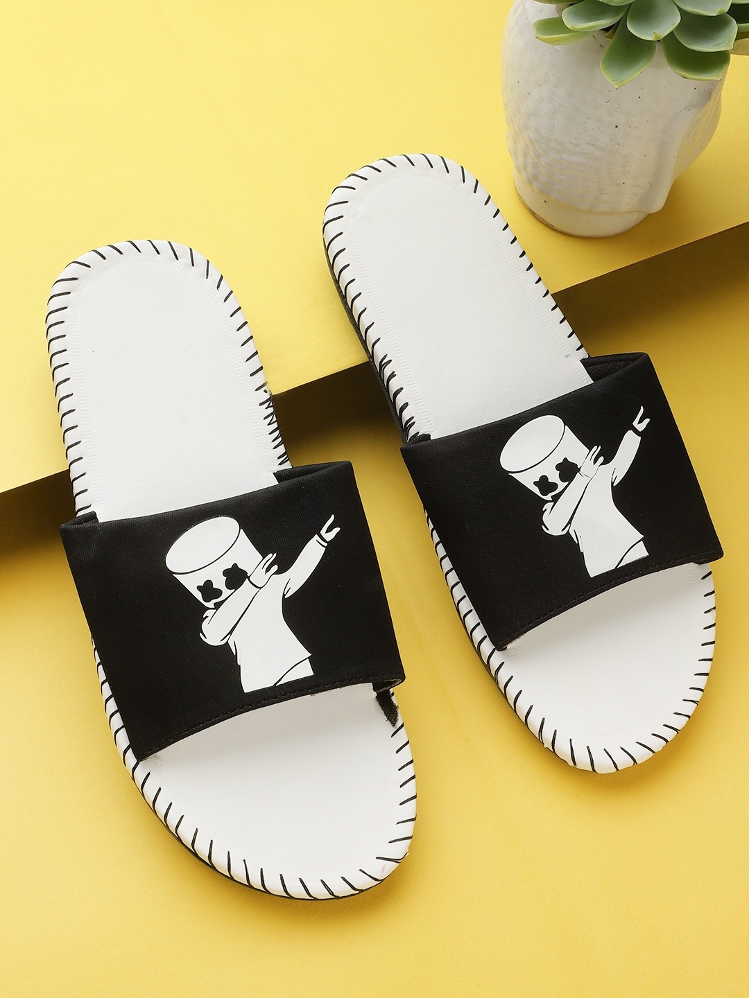 

Pampy Angel Men White & Black Printed Sliders
