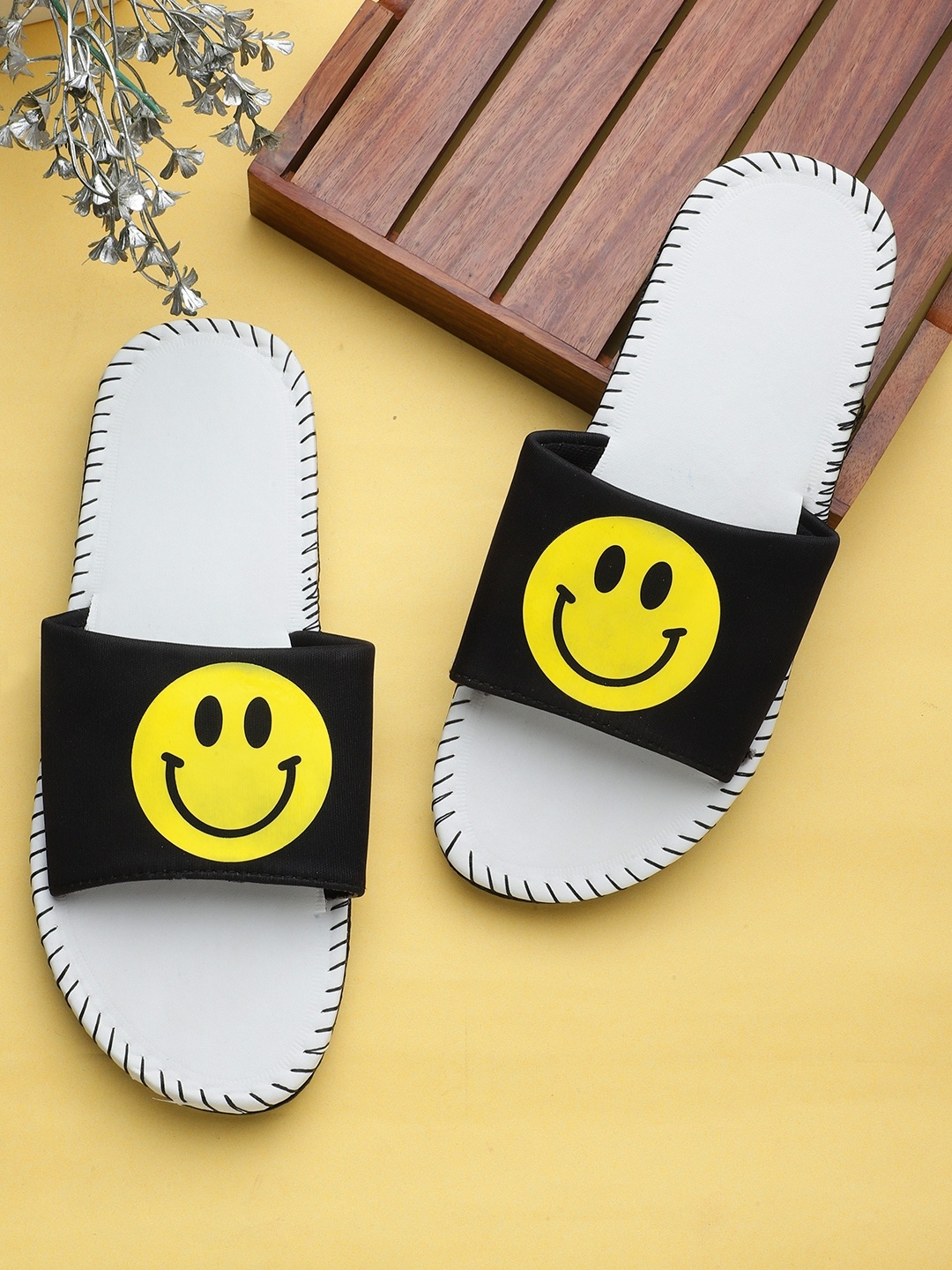 

Pampy Angel Men White & Yellow Smiley Printed Sliders