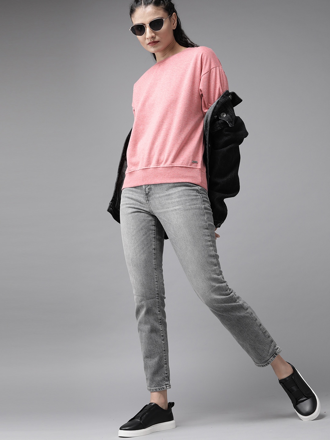 

The Roadster Lifestyle Co Women Pink Solid Boxy Sweatshirt