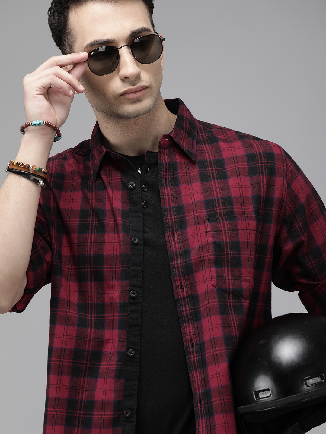 

The Roadster Lifestyle Co Men Red & Black Regular Fit Checked Casual Shirt