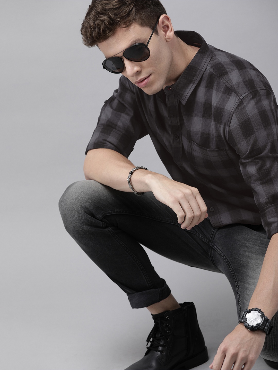 Roadster Men Charcoal Grey & Navy Blue Regular Fit Checked Casual Shirt