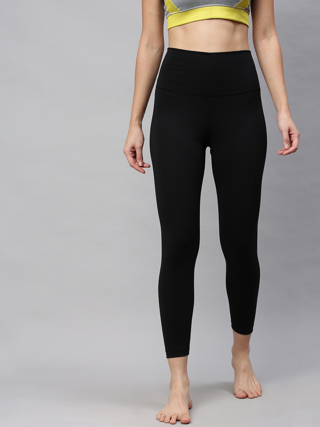 

Nike Women Black Solid Cropped 7/8 Yoga Tights