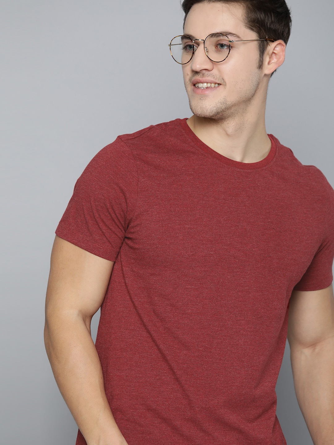 

Mast & Harbour Men Maroon Solid Round Neck T-shirt