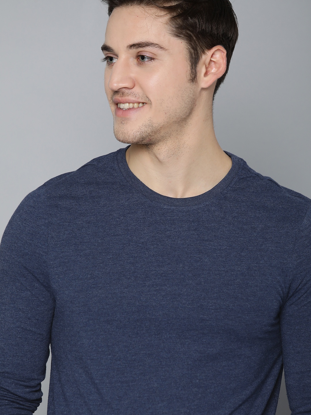 

Mast & Harbour Men Navy Blue Solid Round Neck T-shirt with Melange Effect