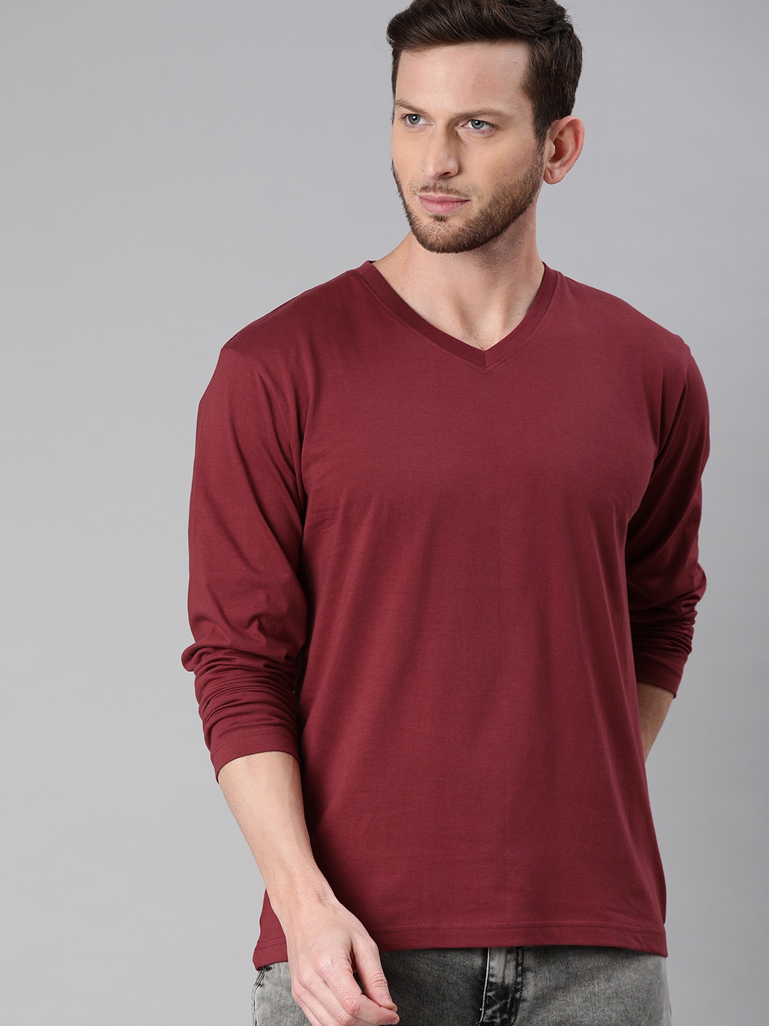 

BE AWARA Men Burgundy Pure Cotton Solid V-Neck Pure Cotton T-shirt