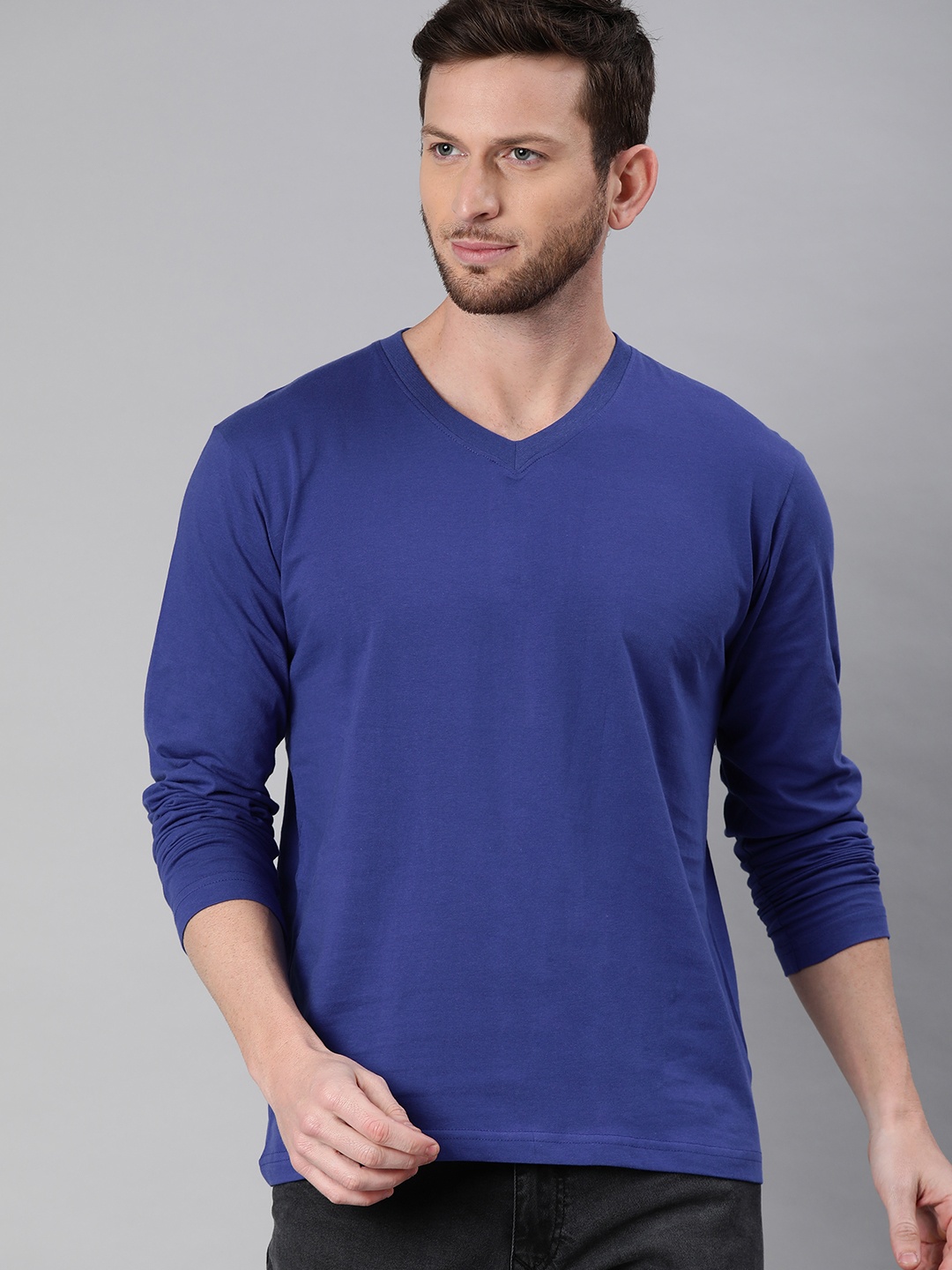 

BE AWARA Men Blue Pure Cotton Solid V-Neck Pure Cotton T-shirt