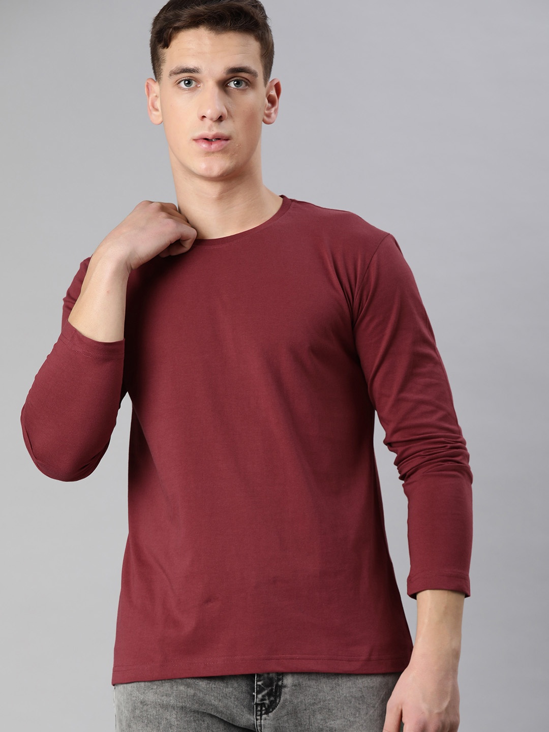 

BE AWARA Men Maroon Solid Round Neck Pure Cotton T-shirt