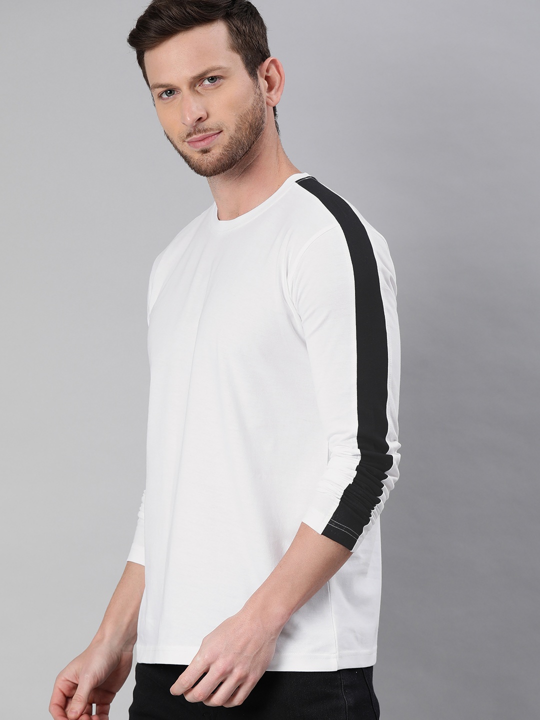 

BE AWARA Men White Pure Cotton Solid Round Neck Pure Cotton T-shirt
