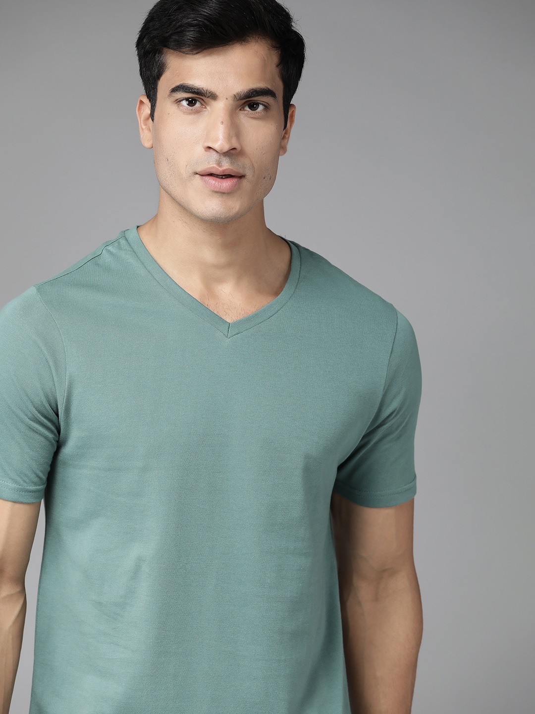 

The Roadster Lifestyle Co Men Blue Pure Cotton Solid V-Neck T-shirt