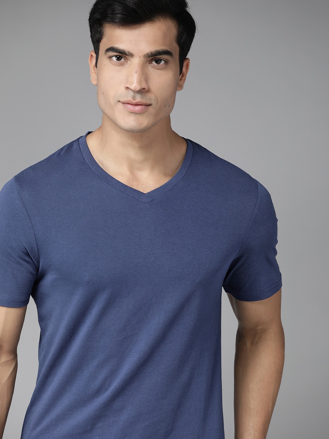

The Roadster Lifestyle Co Men Navy Blue Solid Pure Cotton V-Neck T-shirt