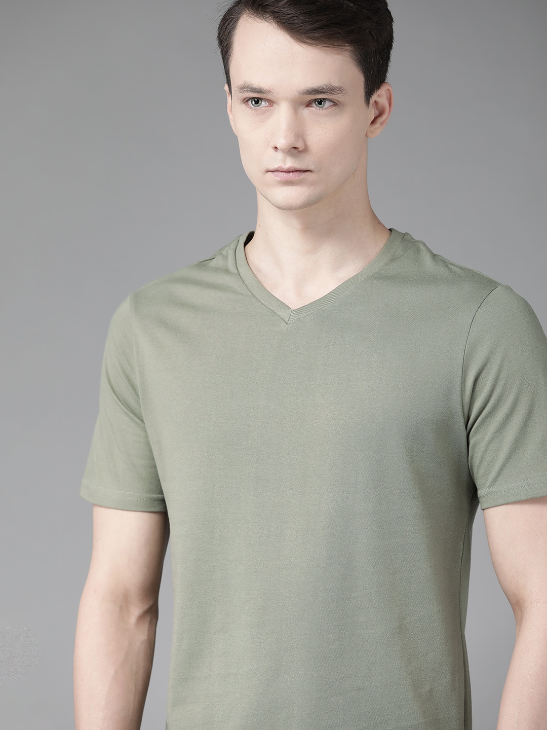 

The Roadster Lifestyle Co Men Green Pure Cotton Solid V-Neck T-shirt