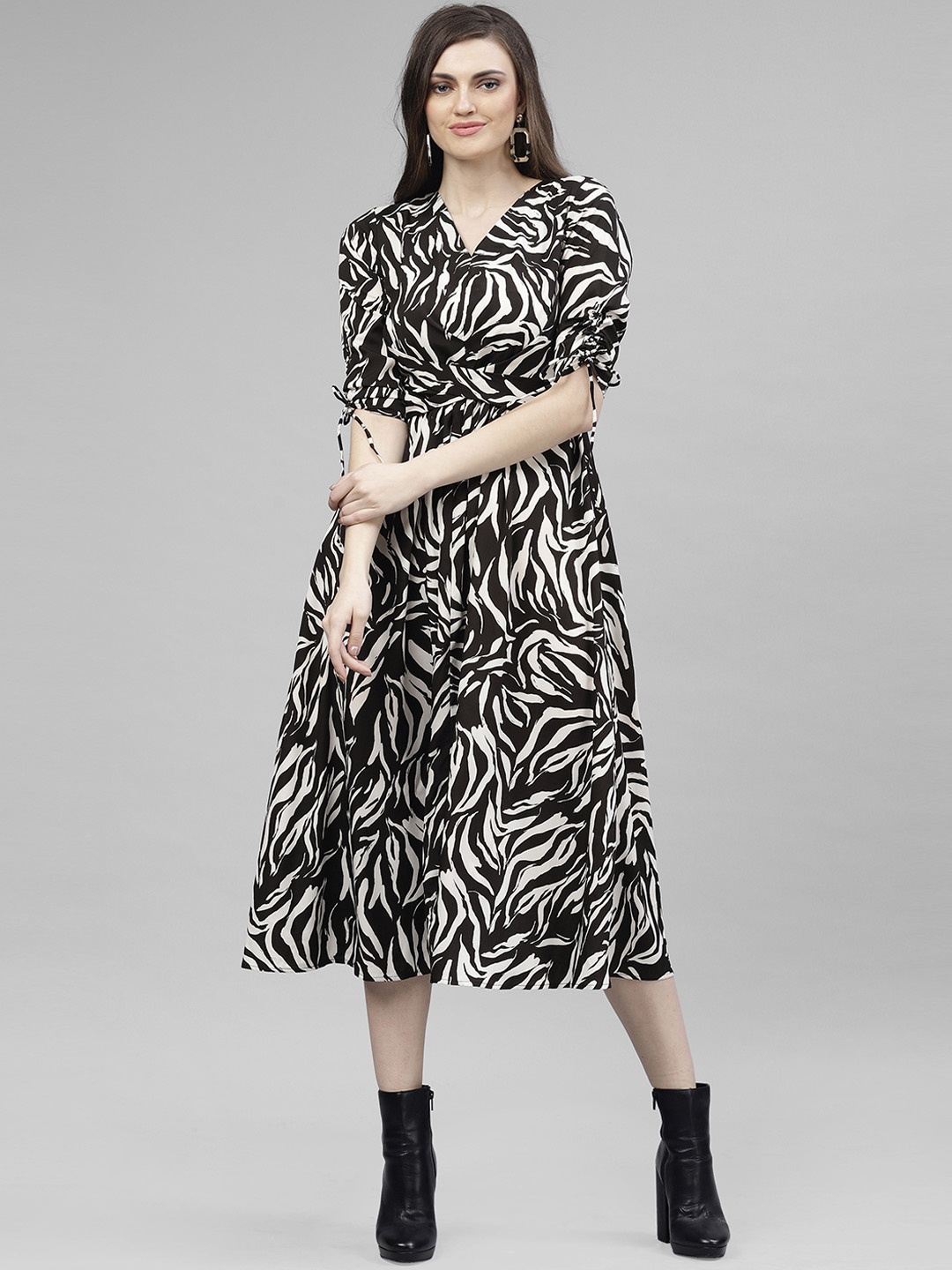 

KASSUALLY Women Black Printed Fit and Flare Dress