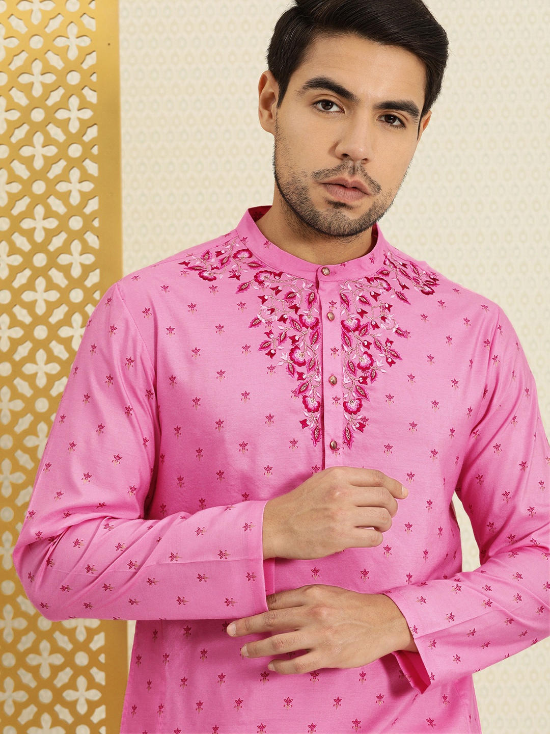 

House of Pataudi Men Pink Floral Printed Kurta with Embroidery